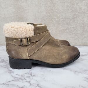 UGG Benson Boot Dove Women's Leather Ankle Boots Cream Sherpa Lining